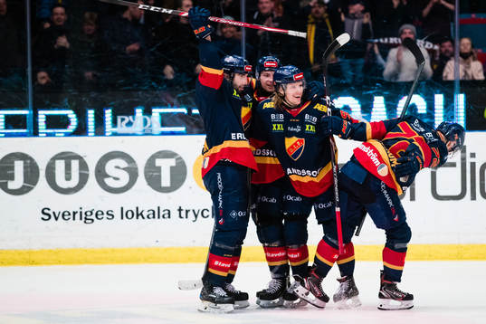 Djurgårdens Axel Jonsson Fjällby jublar med Jason