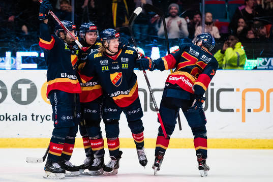 Djurgårdens Axel Jonsson Fjällby jublar med Jason