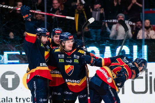 Djurgårdens Axel Jonsson Fjällby jublar med Jason