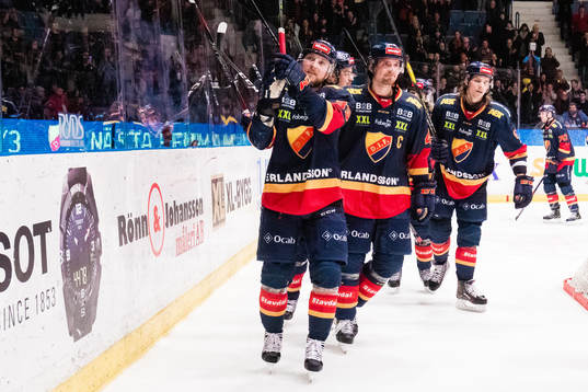 Djurgårdens Linus Hultström jublar med Axel Jonsson