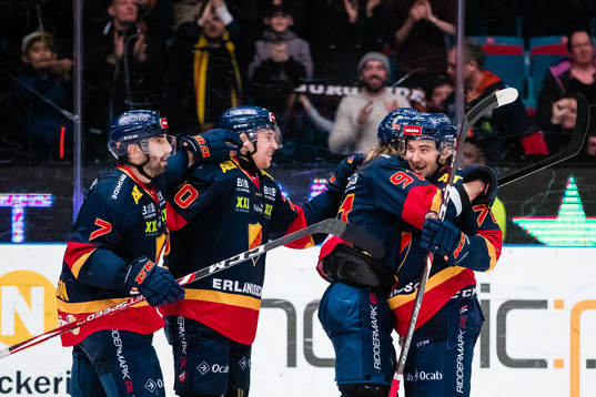 Djurgårdens Emil Bemström (h) jublar med Jason Garrison ,