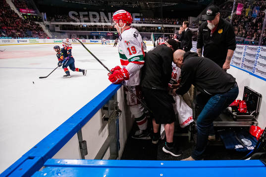 Moras John Persson får hjälp med en skridsko