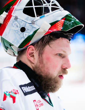 Moras målvakt Christian Engstrand med en idolbild på Jan