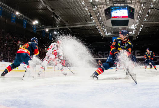 Djurgårdens Robin Norell och Jacob Josefson i kamp om