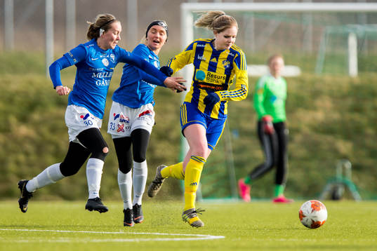 Trelleborgs Viktoria Persson och Sally Le Grand försvarar mot Eskilsminnes Josefine Norberg