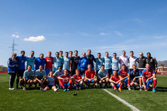 Mouiters och Helsingborgs spelare poserar för en bild
