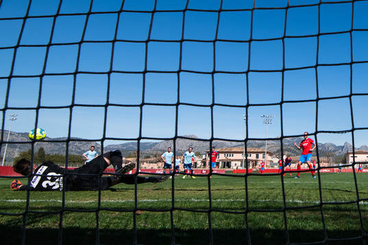 Moutiers målvakt Gian Huber räddar en straff från Helsingborgs Andreas Granqvist