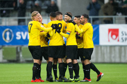 Häckens Joona Toivo jublar med lagkamrater efter 4-0
