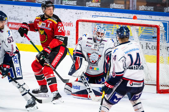 Luleås Johan Harju och Linköpings målvakt Jonas