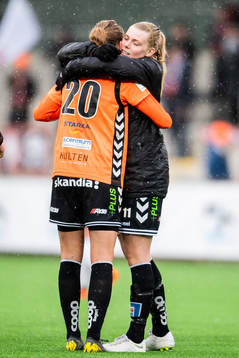 Kristianstads Mia Carlsson och Sofia Hagman jublar efter slutsignalen