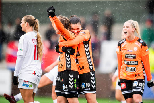Kristianstads Therese Ivarsson och My Linderholm jublar efter slutsignalen