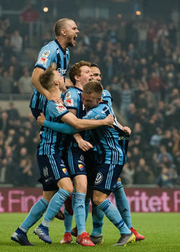 Djurgårdens Aslak Witry (m) jublar tillsammans med Marcus Danielson, Elliot Käck och Nicklas Bärkroth efter att ha slagit in avgörande straffen