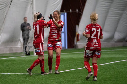 Piteås Cecilia Edlund och Nina Jakobsson jublar