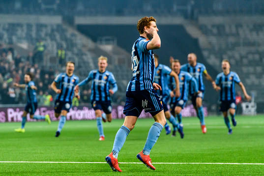 Djurgårdens Aslak Witry jublar efter avgörande straffen 