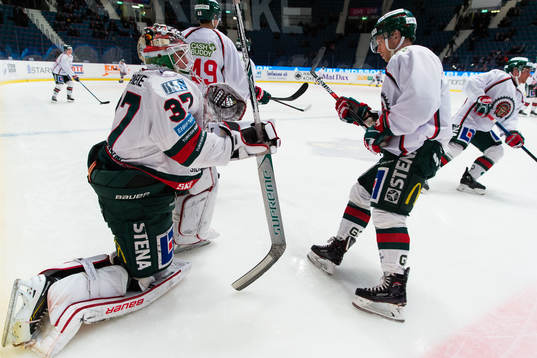 Frölundas målvakt Johan Gustafsson och Viktor Ekbom