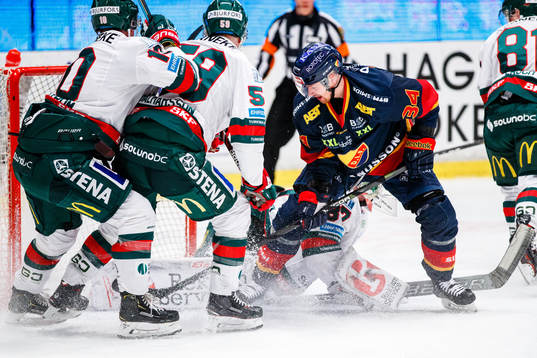 Djurgårdens Daniel Brodin oroar framför Frölundas