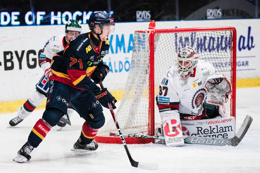 Djurgårdens Jonathan Davidsson utmanar Frölundas målvakt