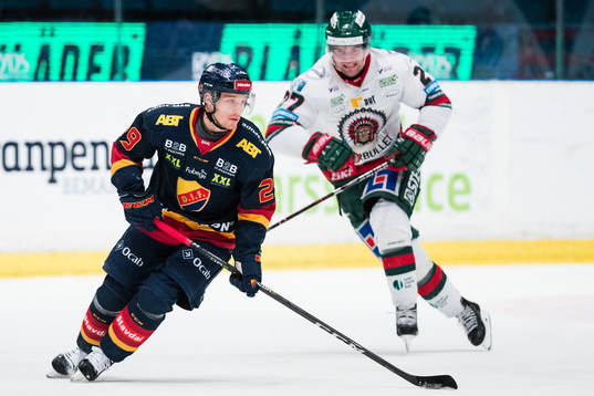 Djurgårdens Sebastian Strandberg jagas av Frölundas