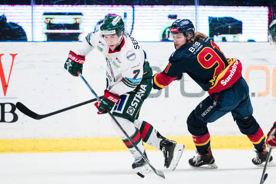 Frölundas Pathrik Westerholm i kamp om pucken med