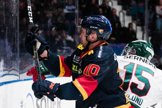 Djurgårdens Niclas Bergfors i kamp om pucken med