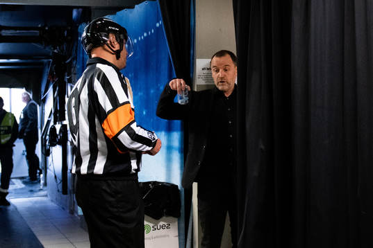 Domare Sören Persson i samtal med Luleås tränare Thomas