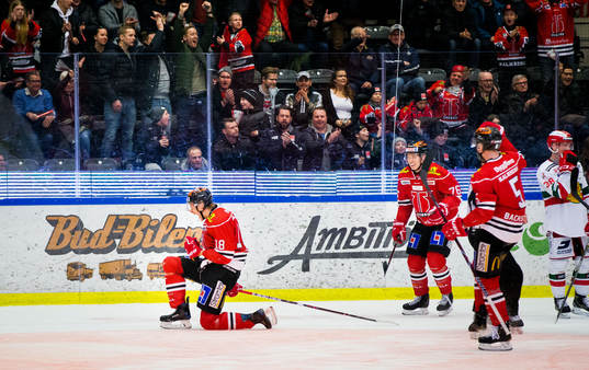 Örebros Rodrigo Abols gör 2-1 och jublar