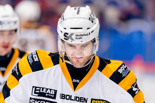 Skellefteås Bud Holloway grinar illa