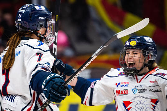 Linköpings Susanna Tapani och Moa Wernblom jublar