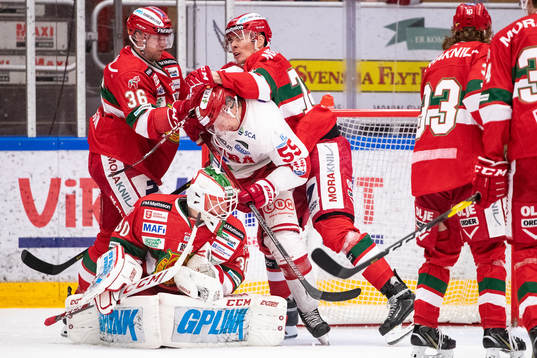 Moras Jonathan Carlsson och Marek Daloga och målvakt Janne