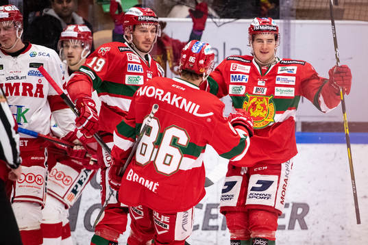 Moras Michael Haga jublar