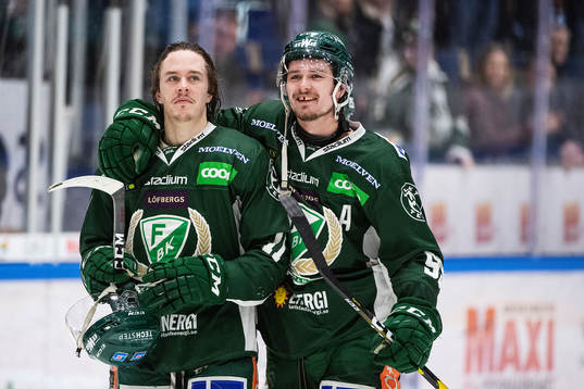Färjestads Joakim Nygård och Linus Johansson jublar då