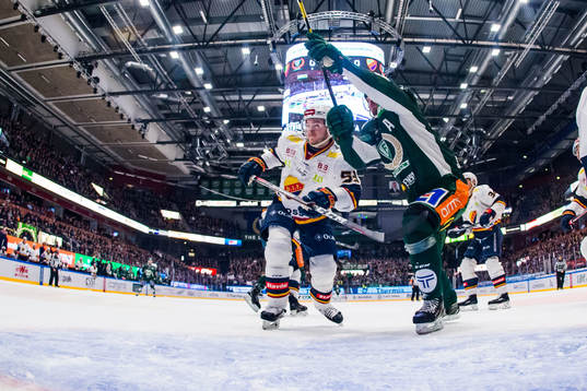 Djurgårdens Bobbo Petersson och Färjestads Linus Johansson