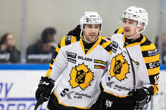 Skellefteås Bud Holloway och Adam Pettersson jublar