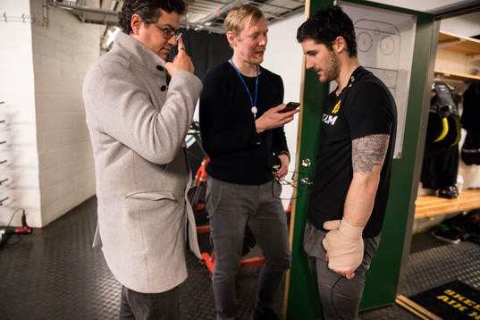 Skellefteås Bud Holloway med hårt lindad hand