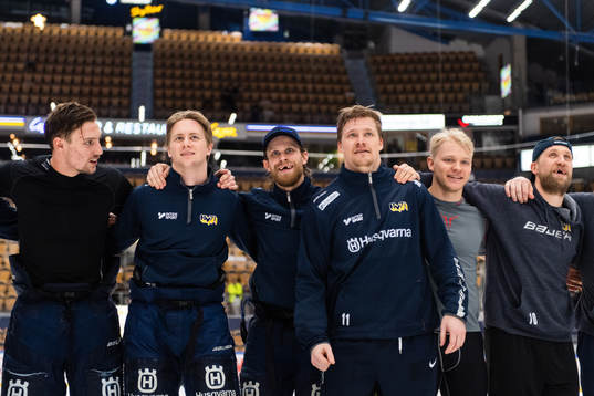 s Mattias Tedenby (mitten) och Simon Önerud tackar fansen
