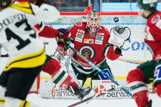 Brynäs Ryan Gunderson skjuter 1-2 bakom Frölundas