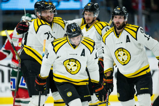 Brynäs Ryan Gunderson jublar med lagkamrater