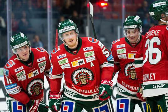 Frölundas Simon Hjalmarsson jublar med Samuel Fagemo,