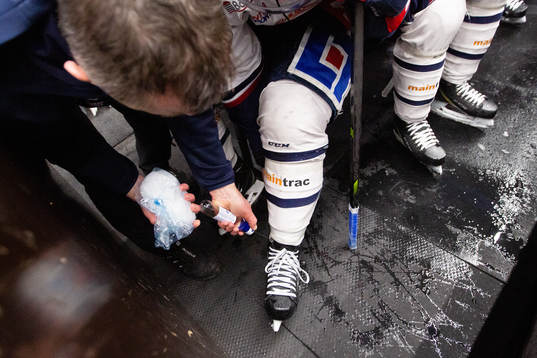 Linköpings Lukas Bengtsson får hjälp med sin fot