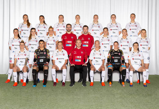  Malin Levenstad, Johanna Rytting Kaneryd, Fiona Brown, Hanna Bennison, Ebba Wieder, Hailie Mace, Nellie Lilja. Mittenledet från vänster: Josefin Harrysson, Edina Filekovic, Sanne Troelsgaard, analytiker Jonathan Bartling, målvaktstränare Kenneth Mattson, Nathalie Björn, Lisa-Marie Utland, Mie Leth Jans. Sittande från vänster: Anja Mittag, Zecira Mušovic, Glódís Perla Viggósdóttir, tränare Jonas Eidevall, Caroline Seger, Emma Lind, Iva Landeka.