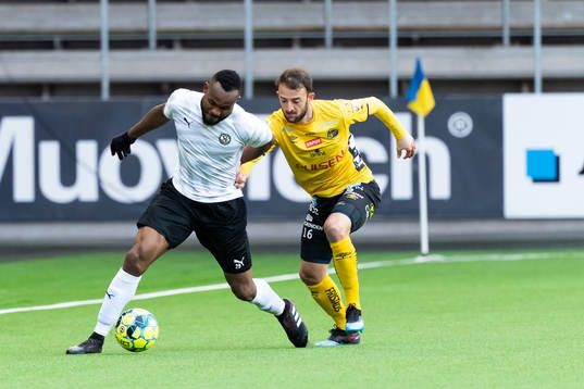 Örebros Michael Junior Omoh och Elfsborgs Robert Gojani