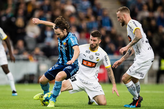 Djurgårdens Kevin Walker i kamp om bollen med Häckens