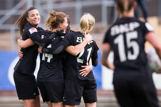 Göteborgs Natalia Kuikka jublar ihop med Pauline Hammarlund och +Rebecka Blomqvist efter 1-1