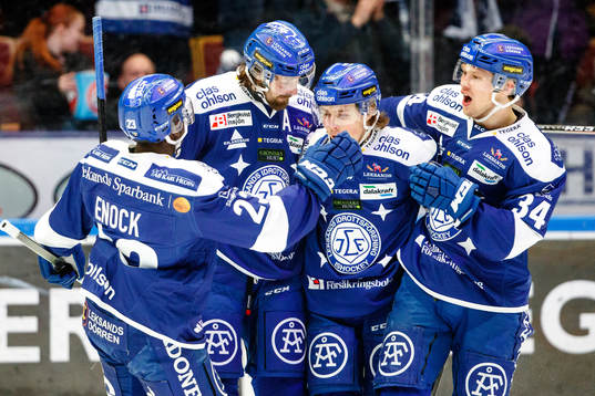 Leksands spelare jublar med Mattias Karlsson