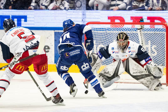 Leksands Oskar Lang och Västerviks målvakt Viktor Östlund