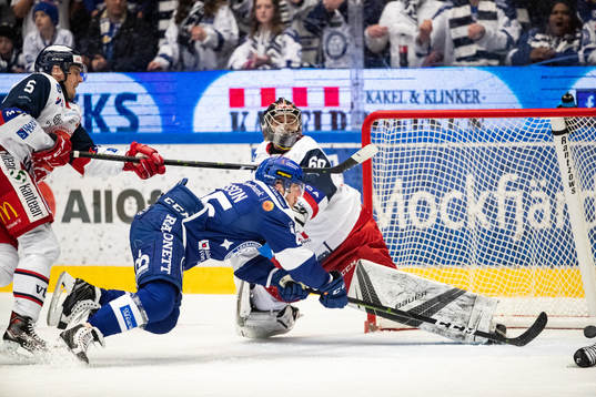Leksands Linus Persson gör 1-0 bakom Västerviks målvakt