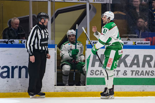 Rögles Daniel Widing snackar med domaren