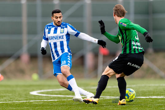 IFK Göteborgs Sargon Abraham i kamp med Varbergs Hampus Zackrisson
