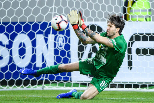 AFC Eskilstunas målvakt Mihail Ivanov räddar straff