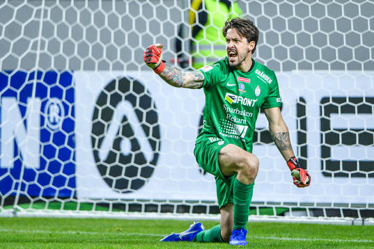 AFC Eskilstunas målvakt Mihail Ivanov  jublar efter räddad straff
